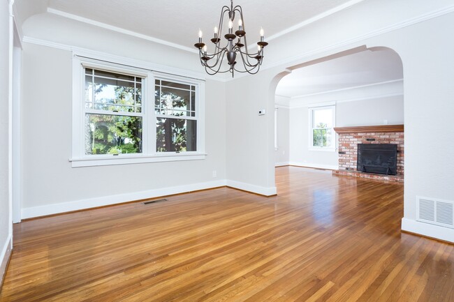 Building Photo - Beautiful Home in Kensington!