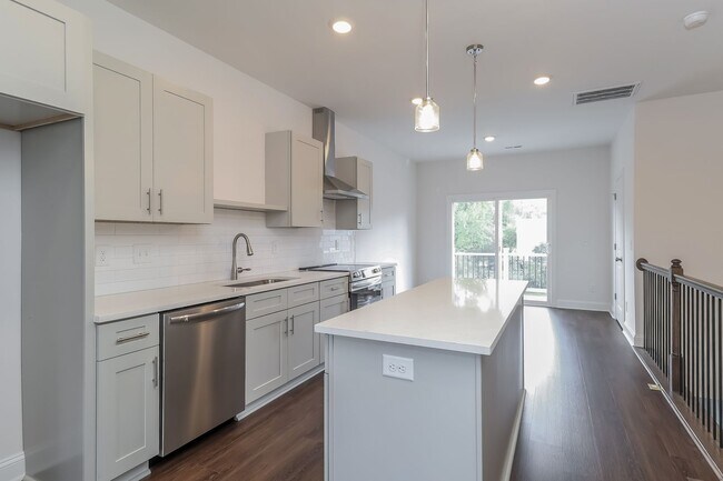 Foto del edificio - 3-Bedroom, 3.5 Bath Townhome for Rent in Charlotte, NC | Attached Garage & Modern Kitchen