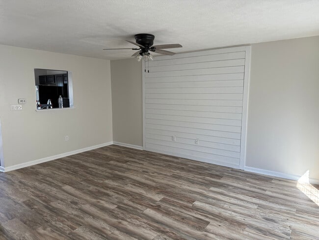 Foto del edificio - 204 Treeline Ln