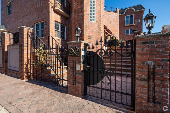 Entrada - 6315 Forest Ave