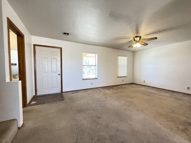 Building Photo - 2 bed 2.5 bath townhome, $1,250 monthly re...