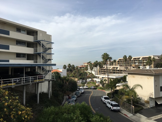 Building Photo - 414 Monterey Ln