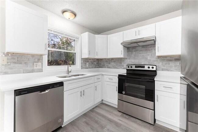 Building Photo - 121 Mark Twain Cir