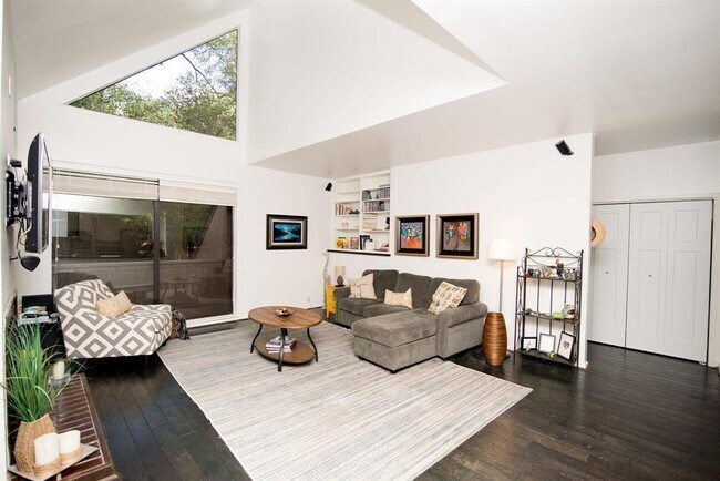 Building Photo - 136 Litchfield Ln