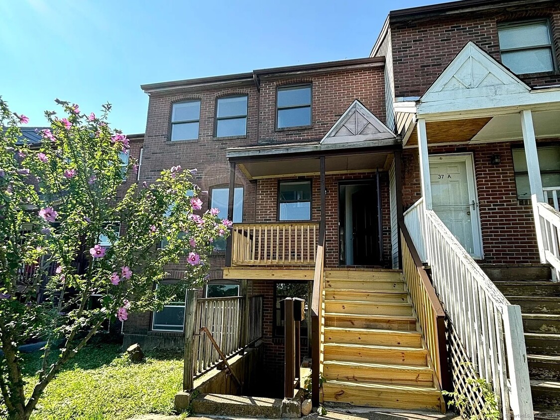 Primary Photo - 39 Elliott St E