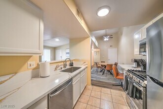 Building Photo - 950 Seven Hills Dr