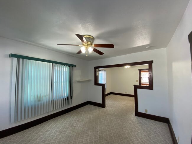 Building Photo - Fenced in back yard, 2 bed, 2 ba. Must see!!