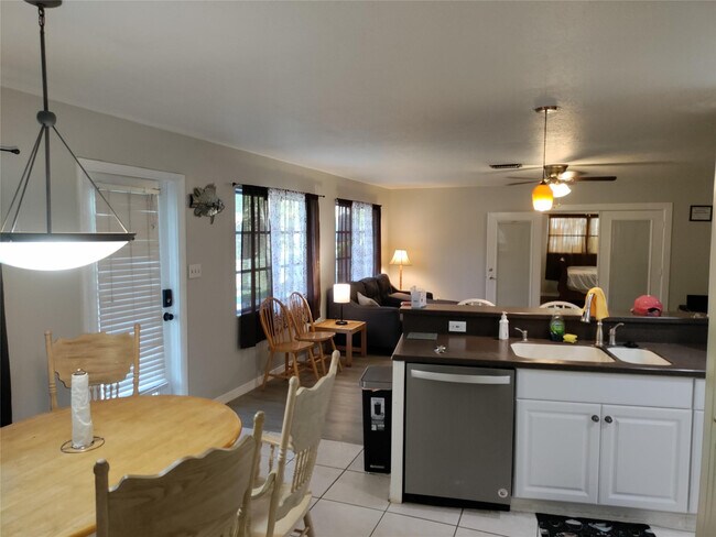 Foto del edificio - 77 Cardinal Dr