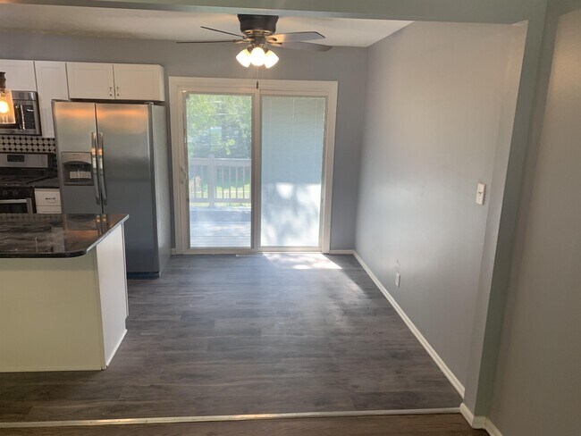 Building Photo - 9215 Meadow Dr