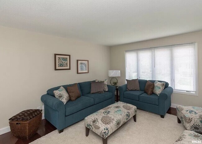 Building Photo - 3621 Oakwood Dr