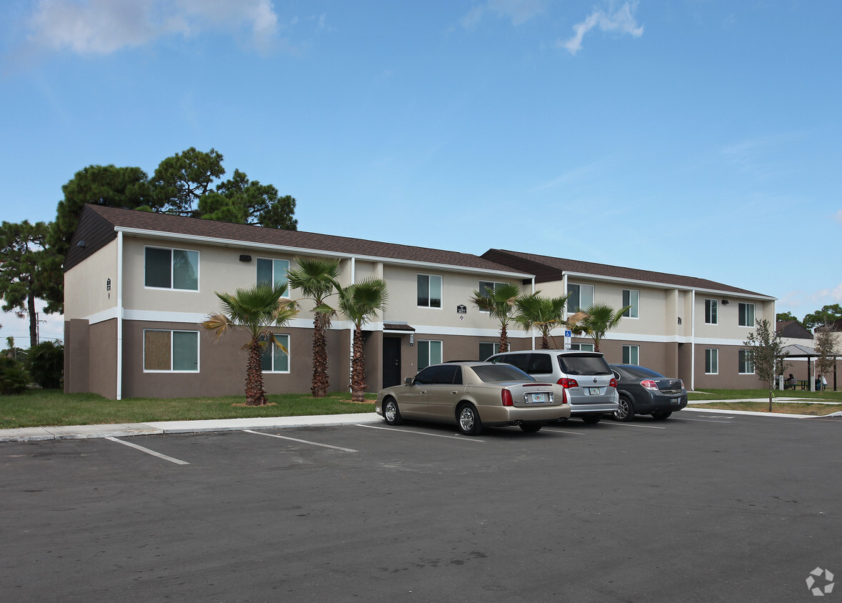 Foto principal - Pine Creek Village Apartments