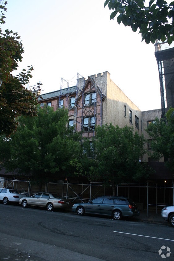 Building Photo - 1570 Leland Ave