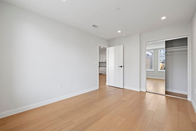 Building Photo - 693 Sutter St