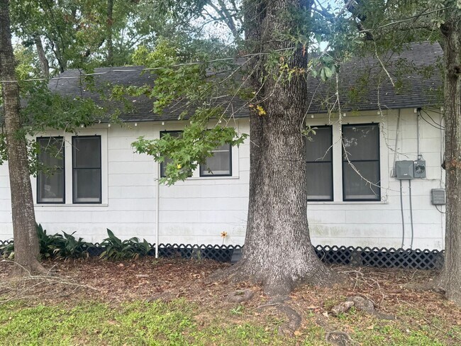 Foto del edificio - Charming 2 Bedroom 1 Bath In Boyce!