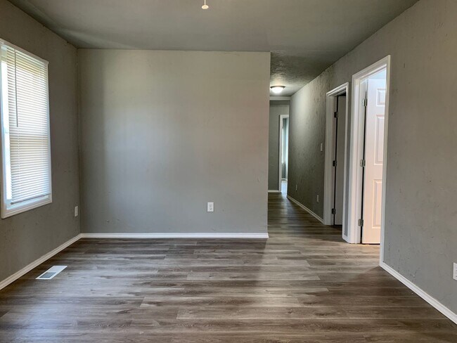 Building Photo - Great 4 Bedroom!!!