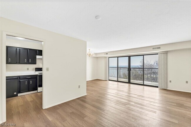 Foto del edificio - 12550 Lake Ave