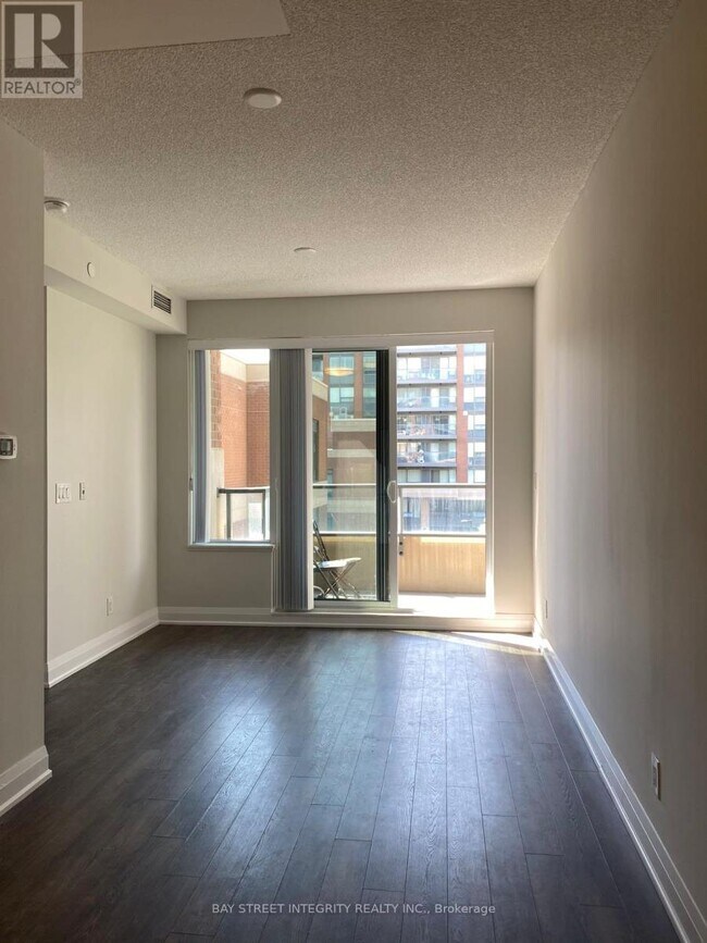 Photo du bâtiment - 28 Uptown Dr