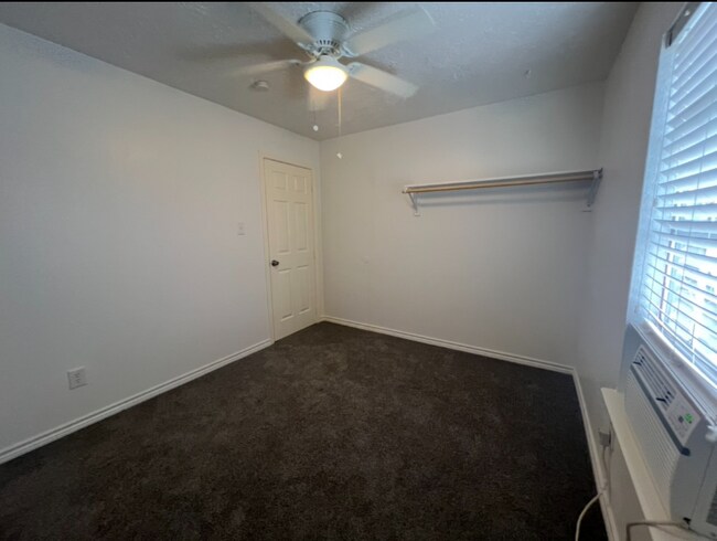 Foto del edificio - 831 Deerpass Dr