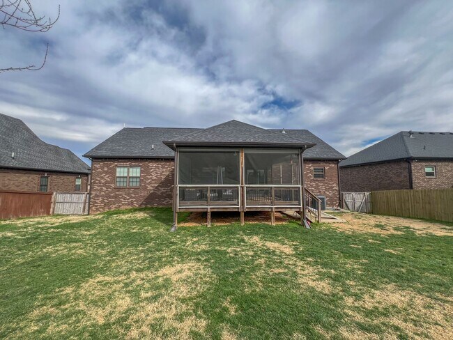 Building Photo - Beautiful Split-Foyer with a Large Fenced ...