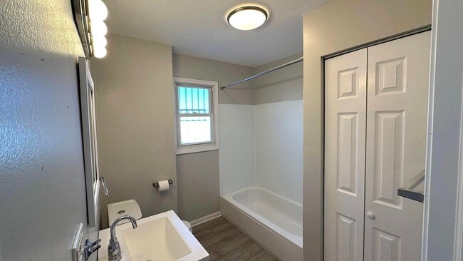 Building Photo - 1907 N 19th Ave