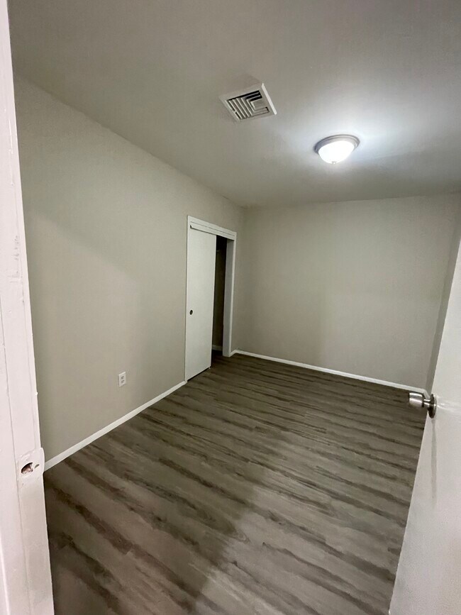 458 Nye Ave 1A - 464 Nye Ave