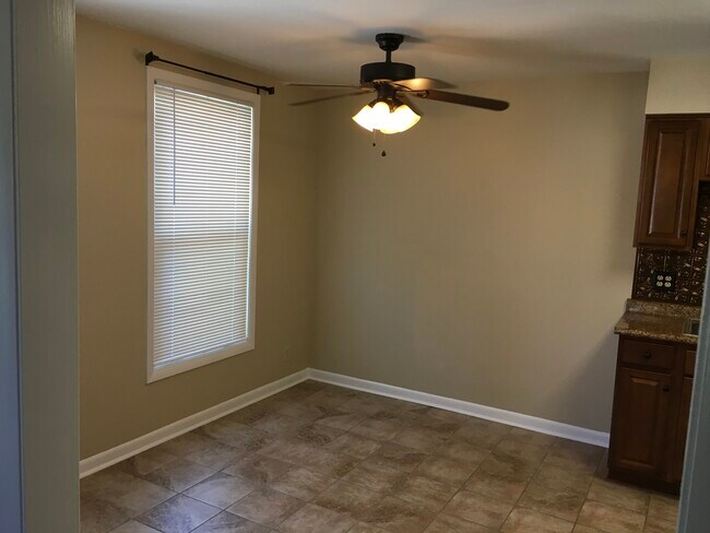 Foto del edificio - 319 Lake Farm Rd