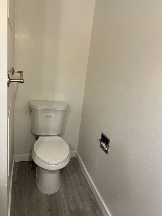 Building Photo - 2 br, 1.5 bath House - 451 Dela Vina #411