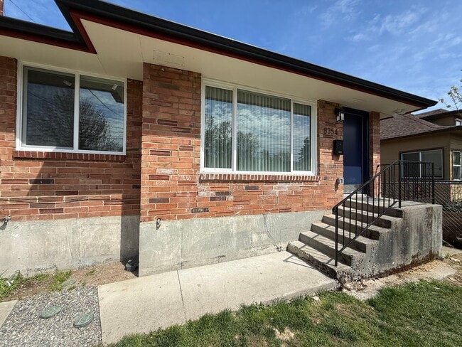 Tastefully Updated Ranier Beach 2bd 1bath Duplex unit! - Tastefully Updated Ranier Beach 2bd 1bath Duplex unit! House
