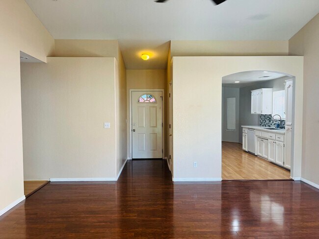 Building Photo - 2443 Fountain Plaza Dr