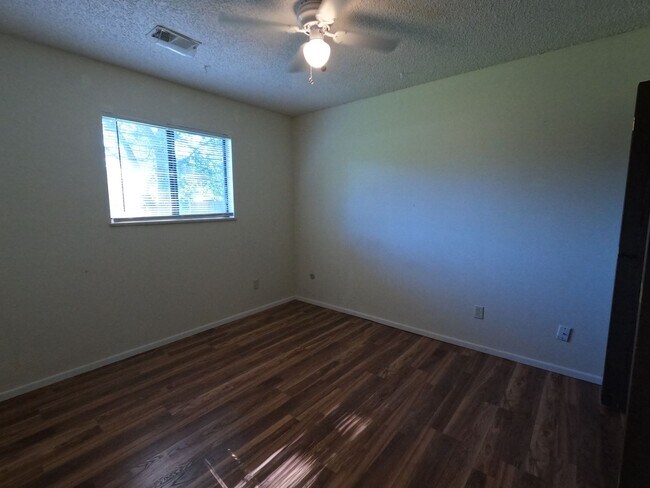 Foto del edificio - 3420-3422 McConnell Drive
