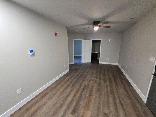 Foto del edificio - 1 Bedroom/1 Bath Newly Renovated Apartment for Lease