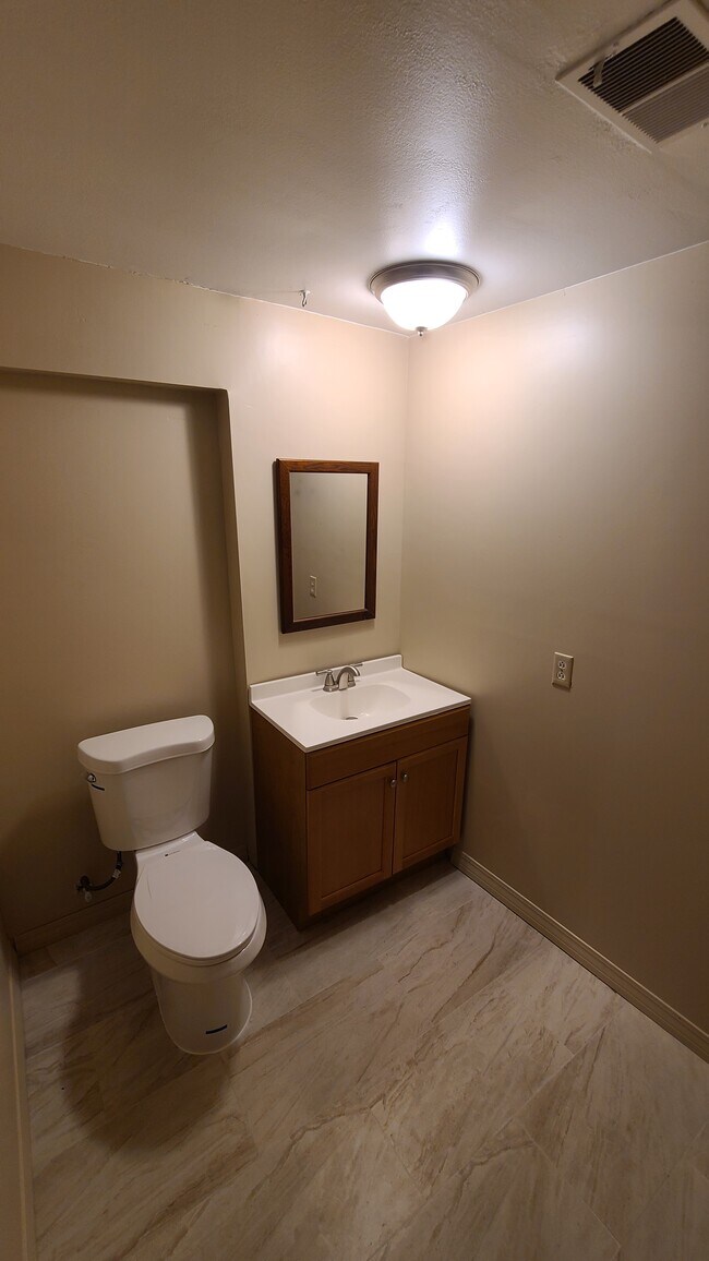 Foto del edificio - 402 Woodcrest Dr