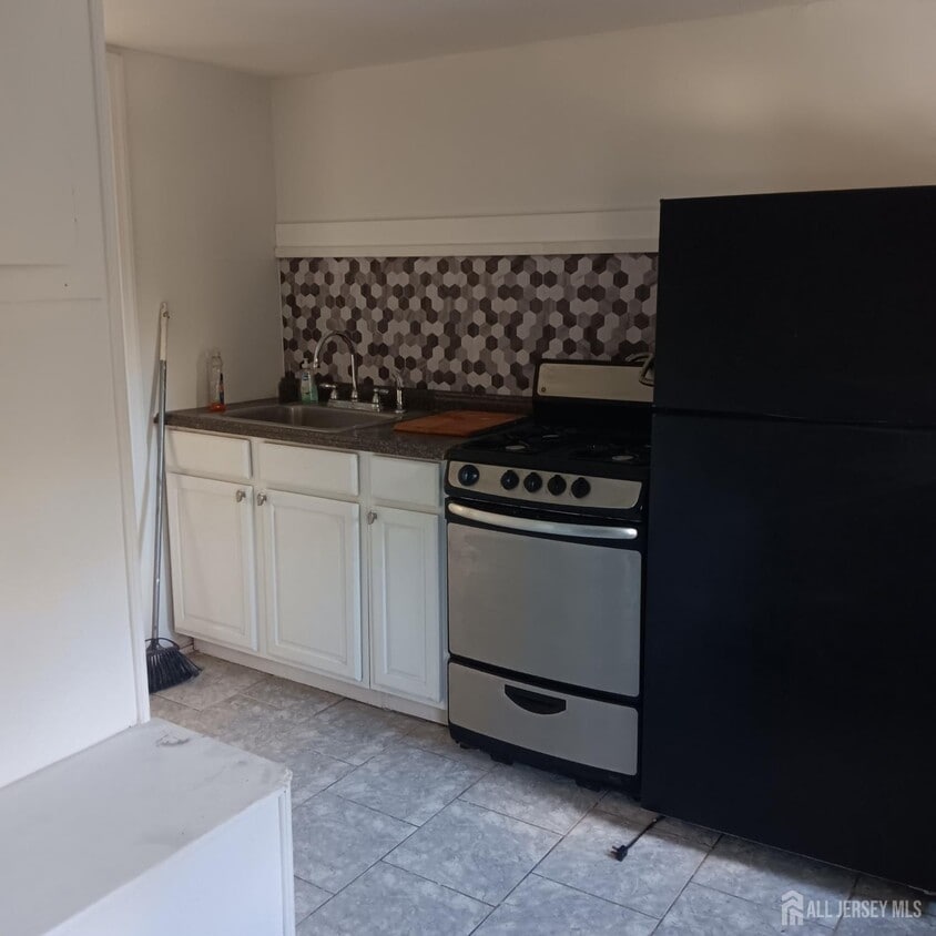 Primary Photo - 274 Main St