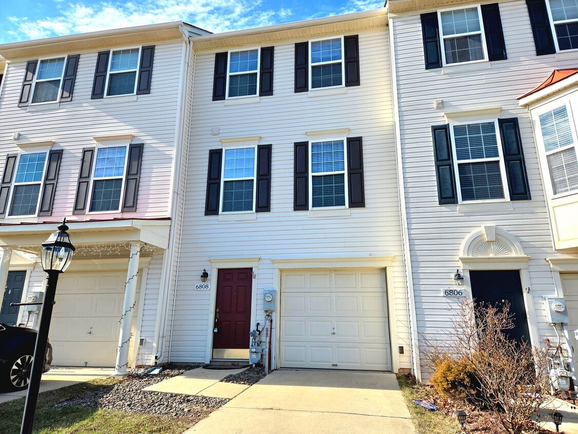 Foto principal - Lovely 2 BR/2.5 BA Townhome in Glen Burnie!