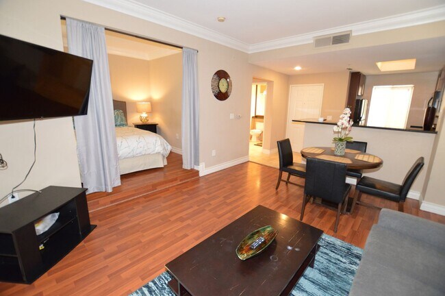 Foto del edificio - Meridian STUDIO Condo Fully Furnished w/Ma...