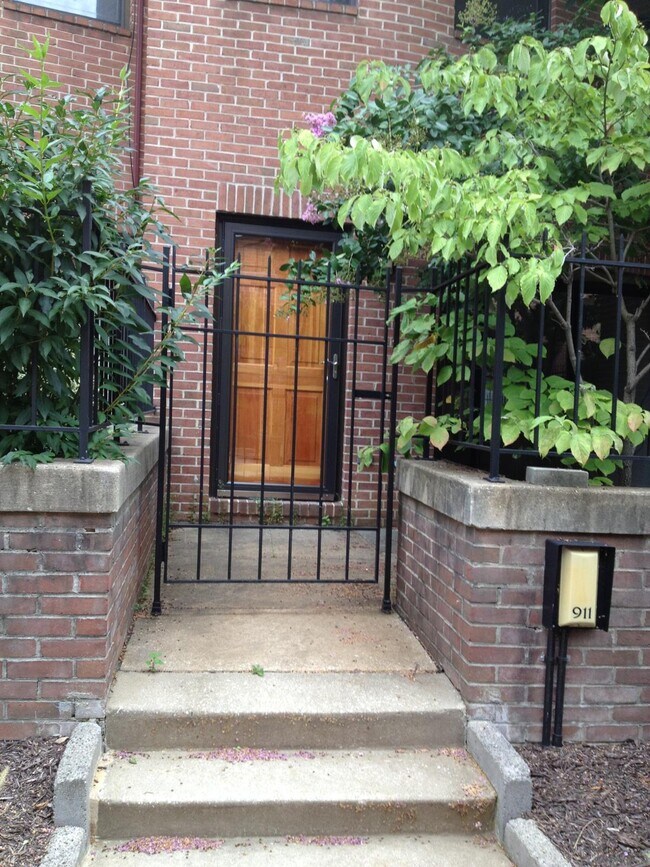 Foto del edificio - 911 Stubblefield Ln