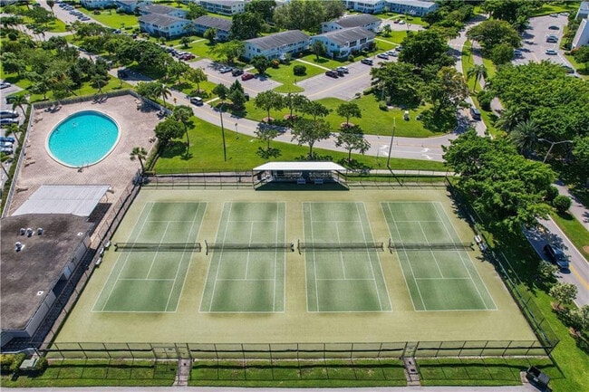 Building Photo - 4037 Harwood D