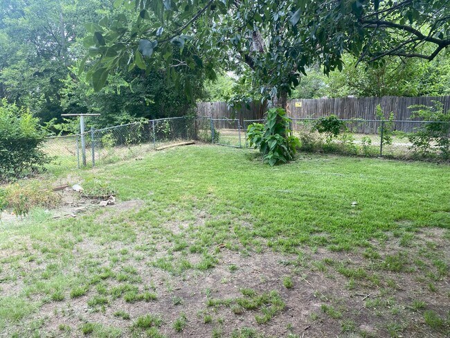 Building Photo - 2/1 Conveniently Located Near Fairview Par...