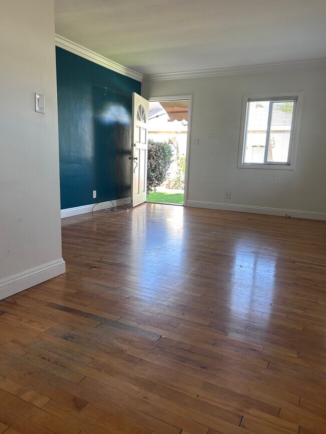 Living Room/DR - 5549 Costello Ave