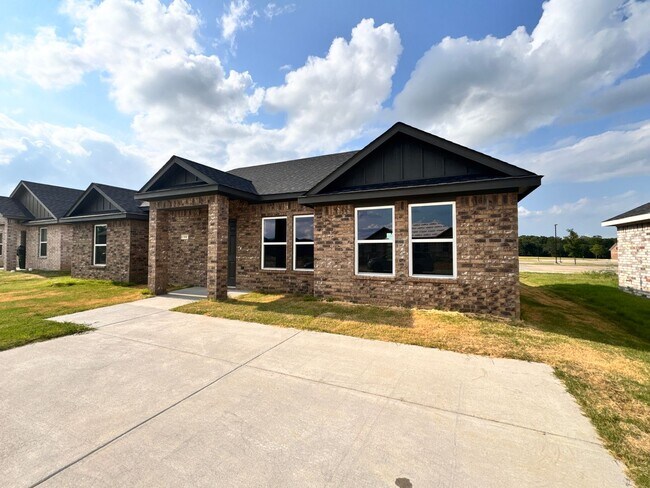 Foto del edificio - Brand-New 3 Bed, 2 Bath Home on Sweet Pea Lane, Madill, OK