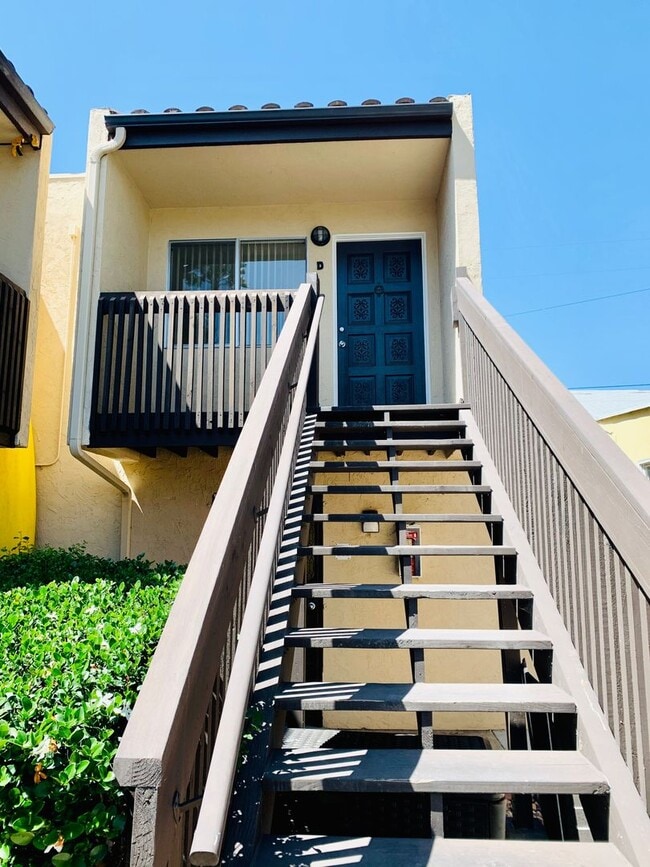 Building Photo - SPACIOUS 2BD/1.5BA APARTMENT IN THE HEART OF PACIFIC BEACH WITH PARKING! BLOCKS TO THE BEACH! ONL...