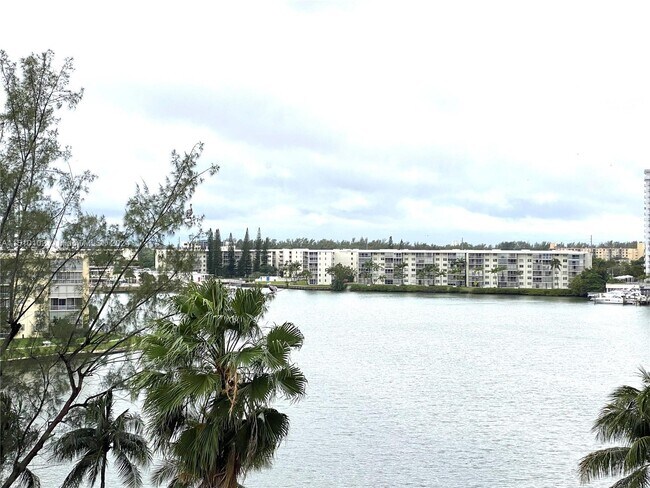 Foto del edificio - 18151 NE 31st Ct