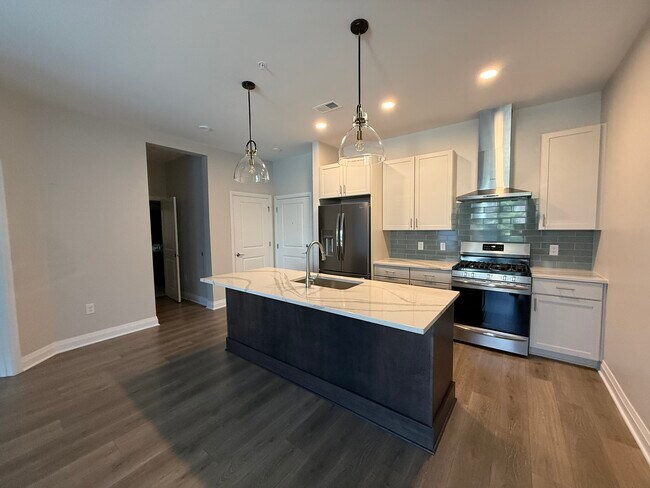 Building Photo - 6633 Dale Dr