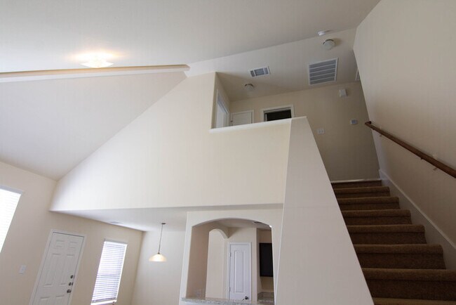 Foto del edificio - 5835 Santa Bernadetta