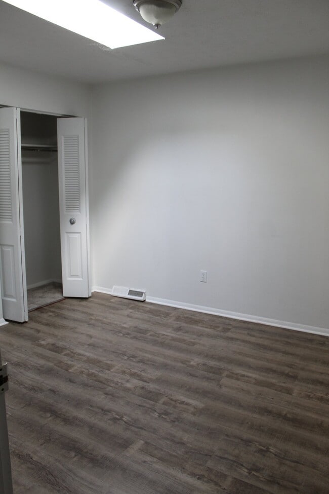 Building Photo - 534 Fallowfield Ave