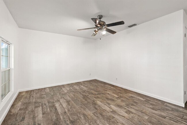 Foto del edificio - 5803 Wellington Dr