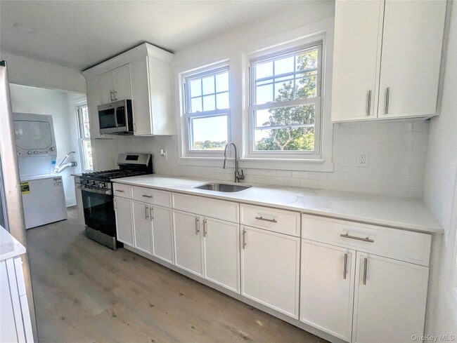 Building Photo - 344 Roslyn Ave