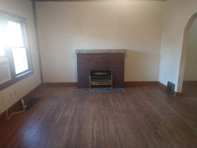 Building Photo - 23 E 6th Ave