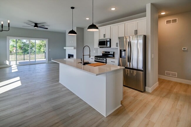 Building Photo - 2949 Blue Grass Dr