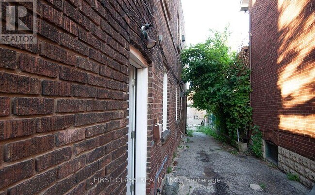 Building Photo - 567 Oakwood Ave